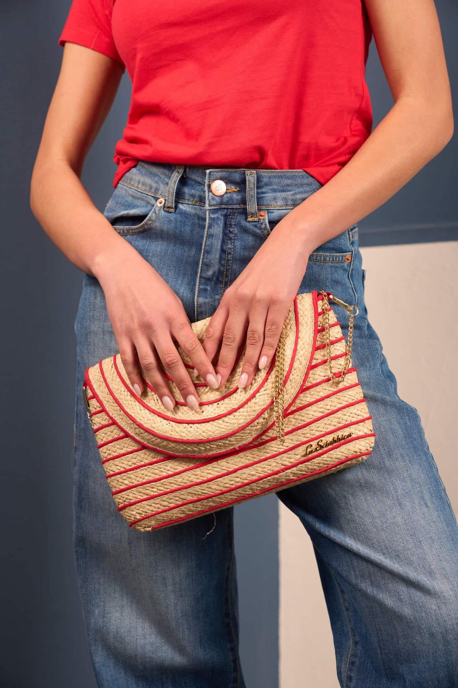 Borsa rossa in paglia con tracolla