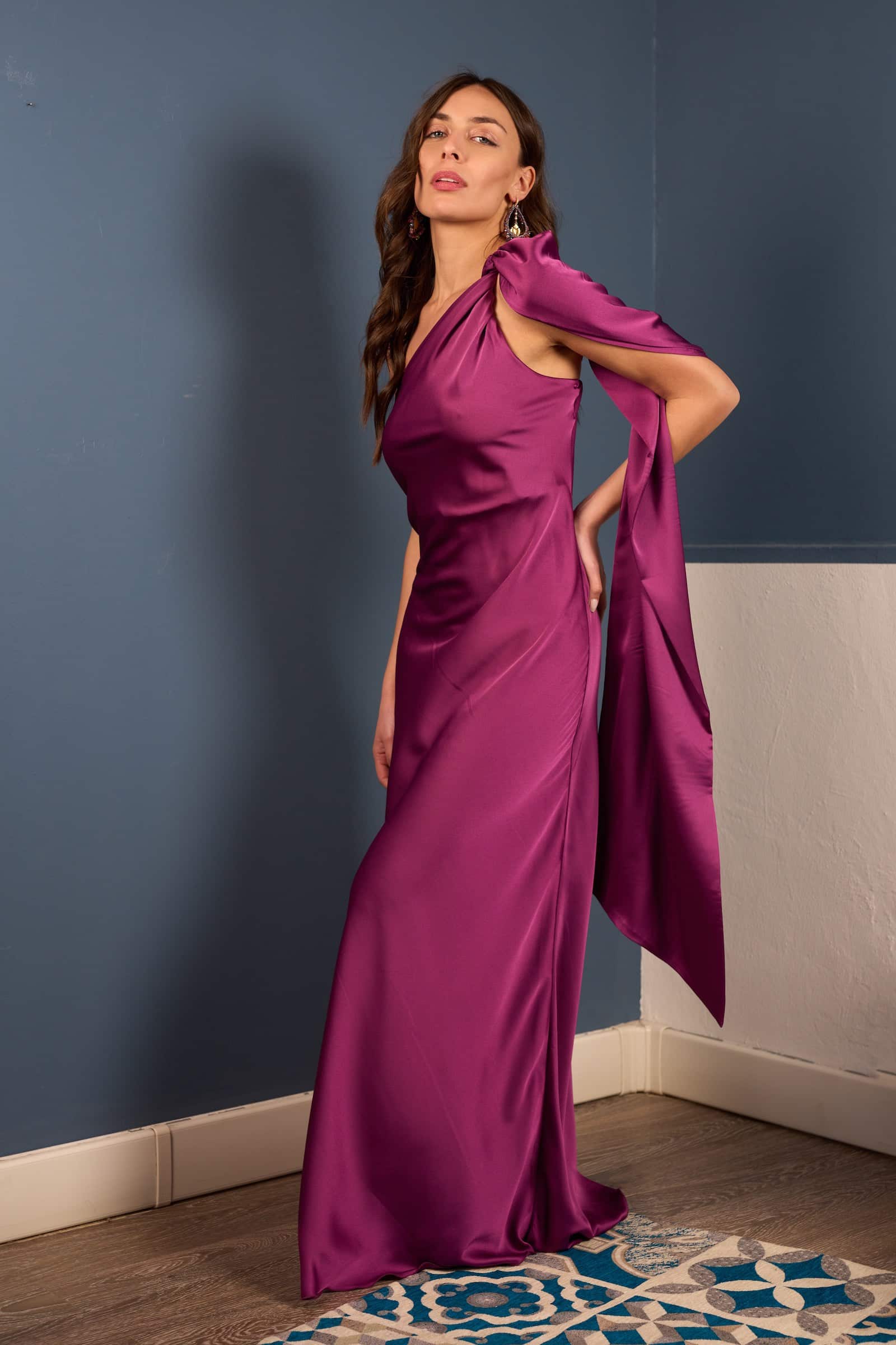 Abito magenta lungo con scialle integrato e versatile