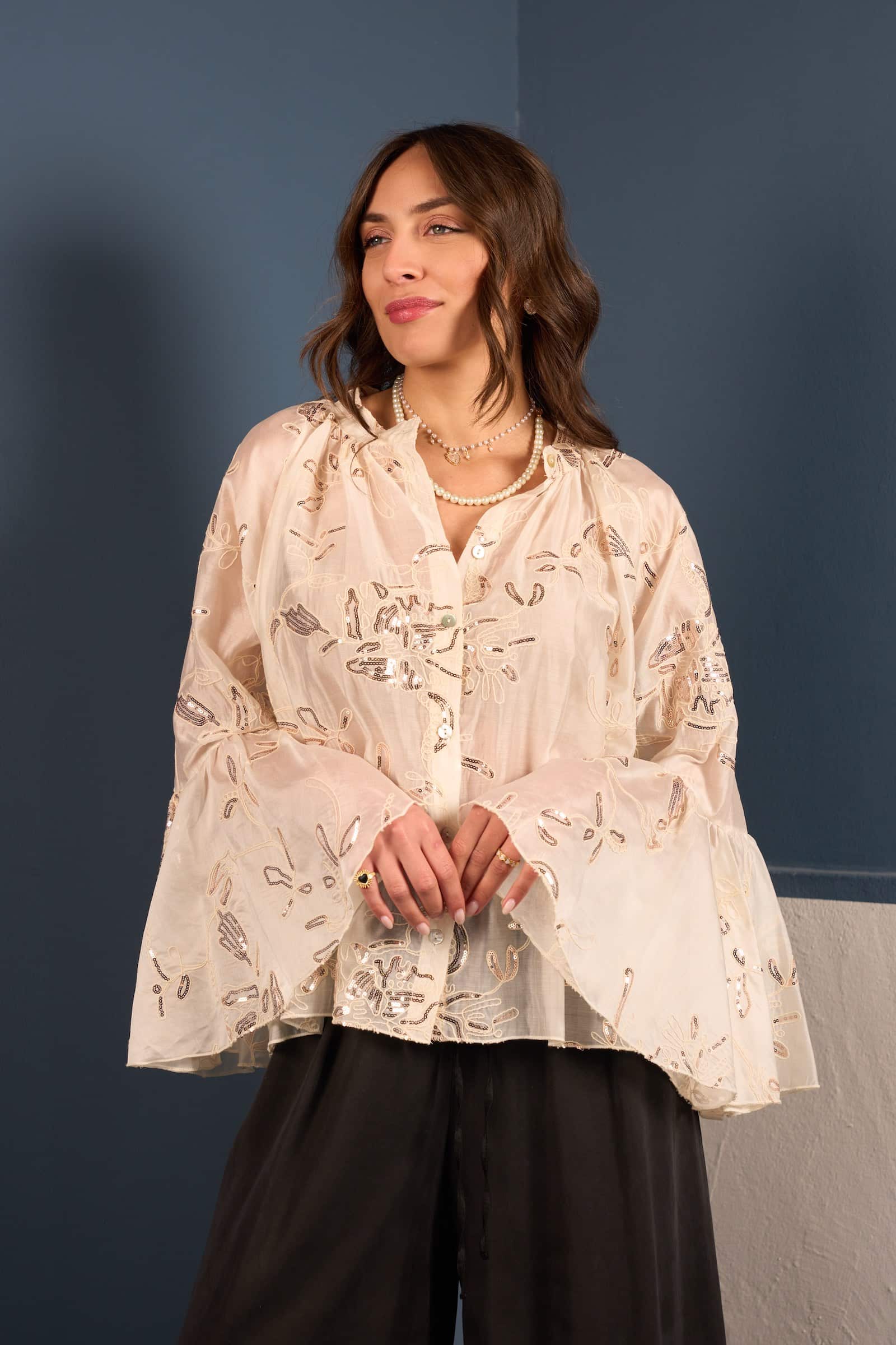 Camicia avorio collo coreana con paillettes e maniche svasate