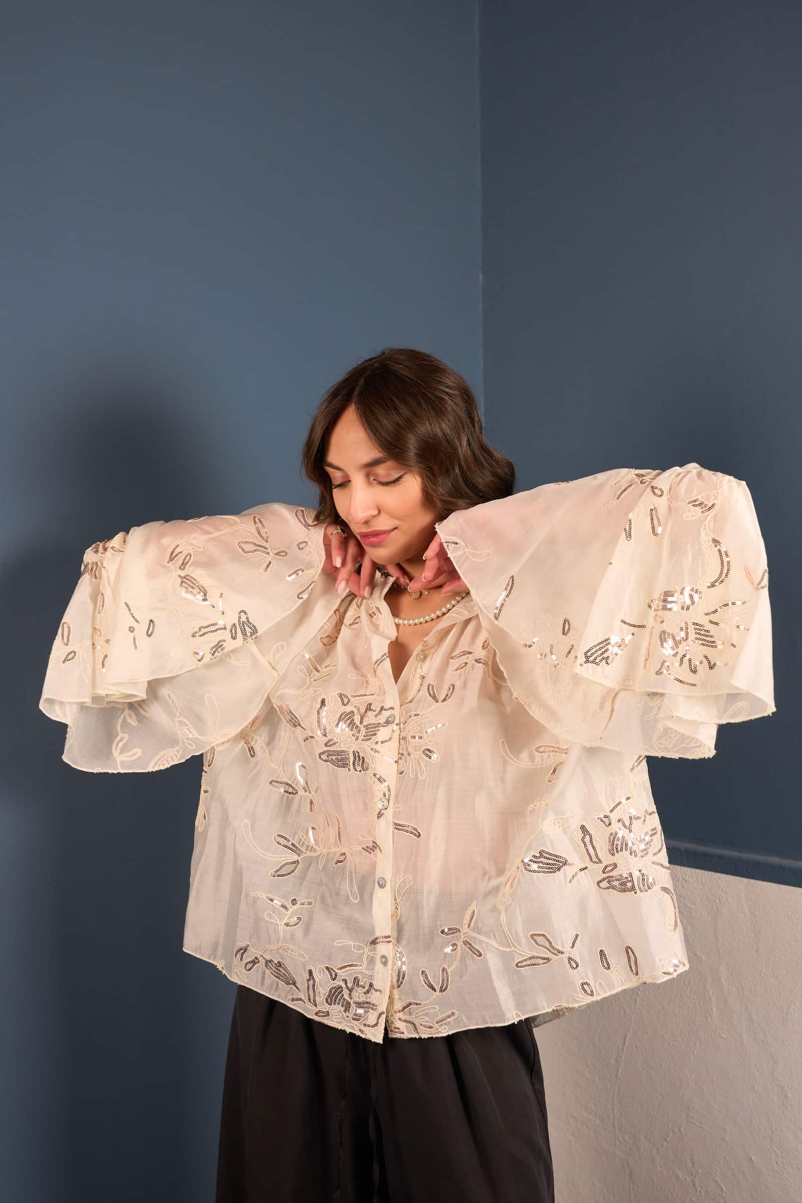 Alternative view of Camicia avorio collo coreana con paillettes e maniche svasate
