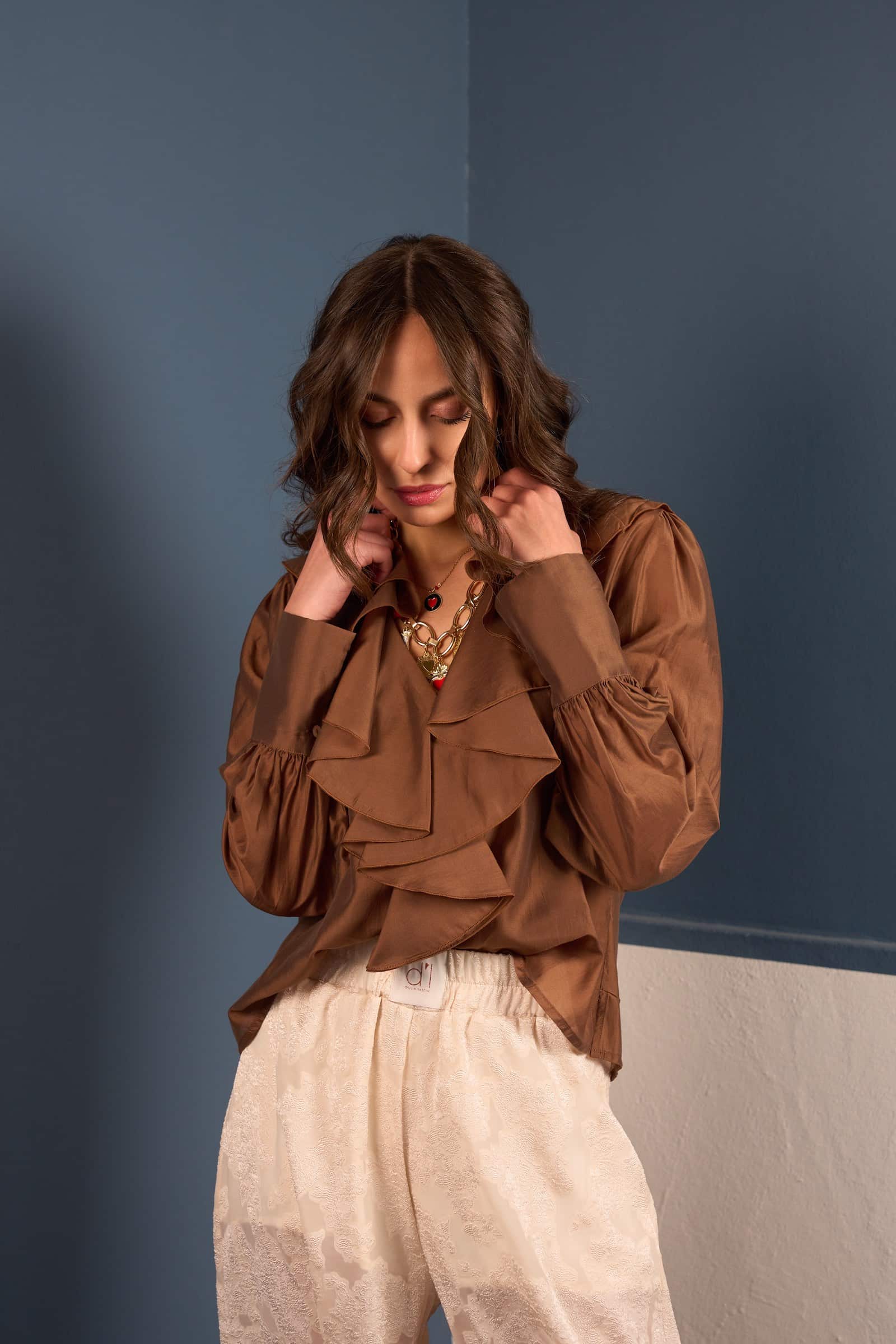 Camicia cioccolato con scollo a V dettaglio frontale in rilievo