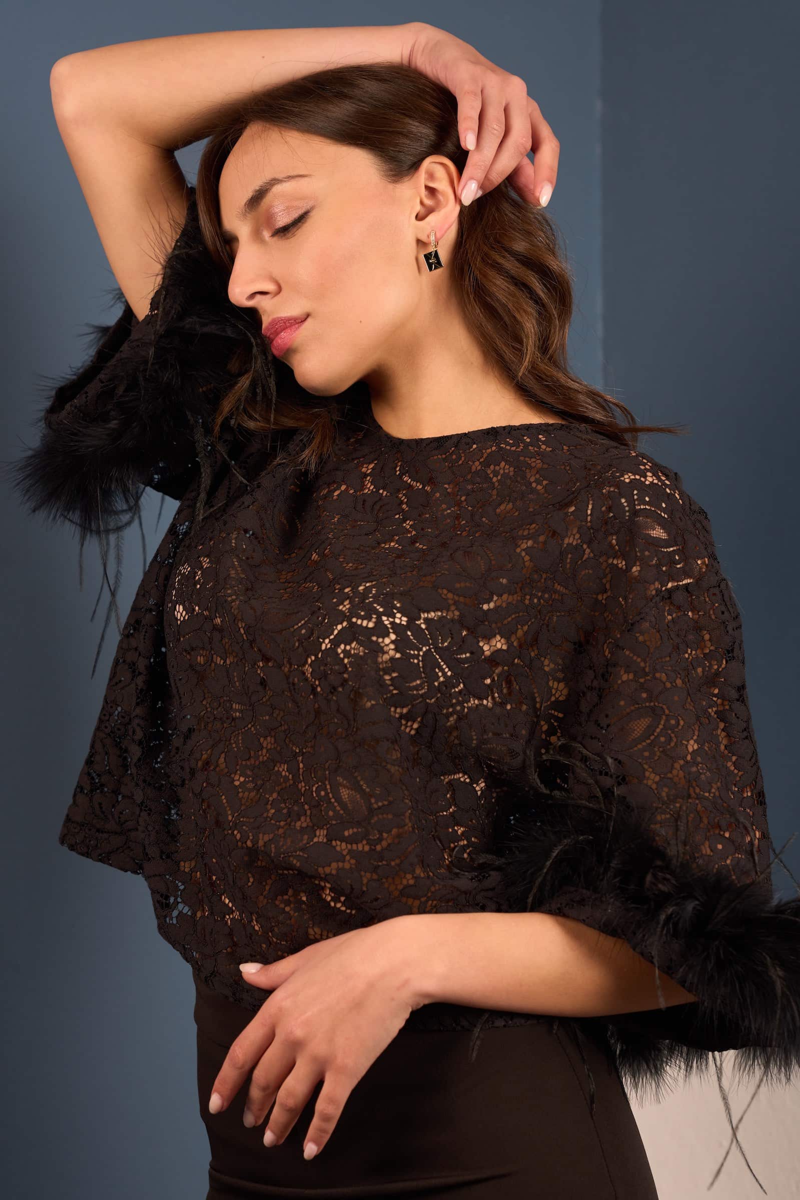 Alternative view of Camicia nera in pizzo maniche piume