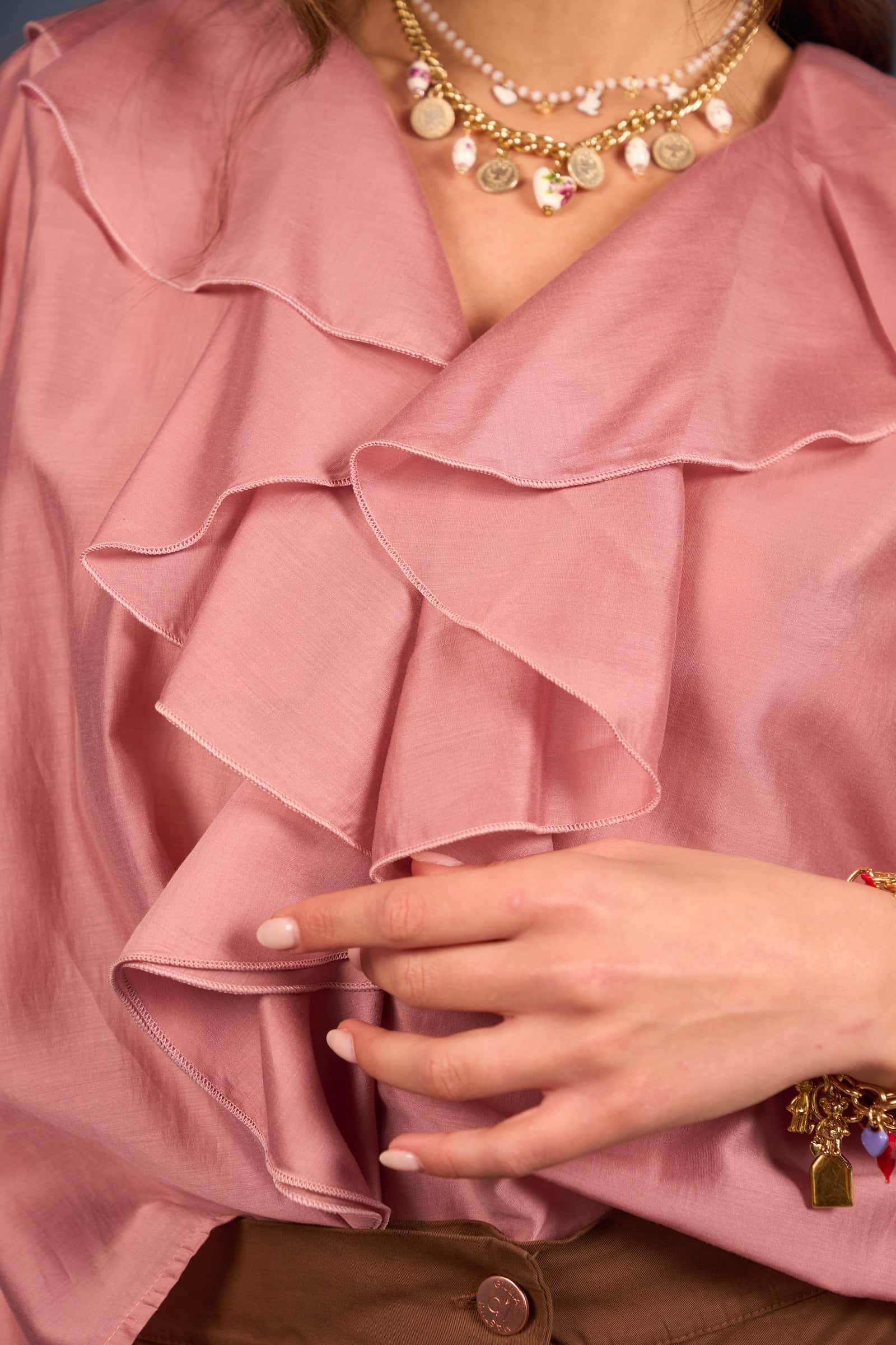 Alternative view of Camicia scollo a V rosa antico dettaglio frontale in rilievo