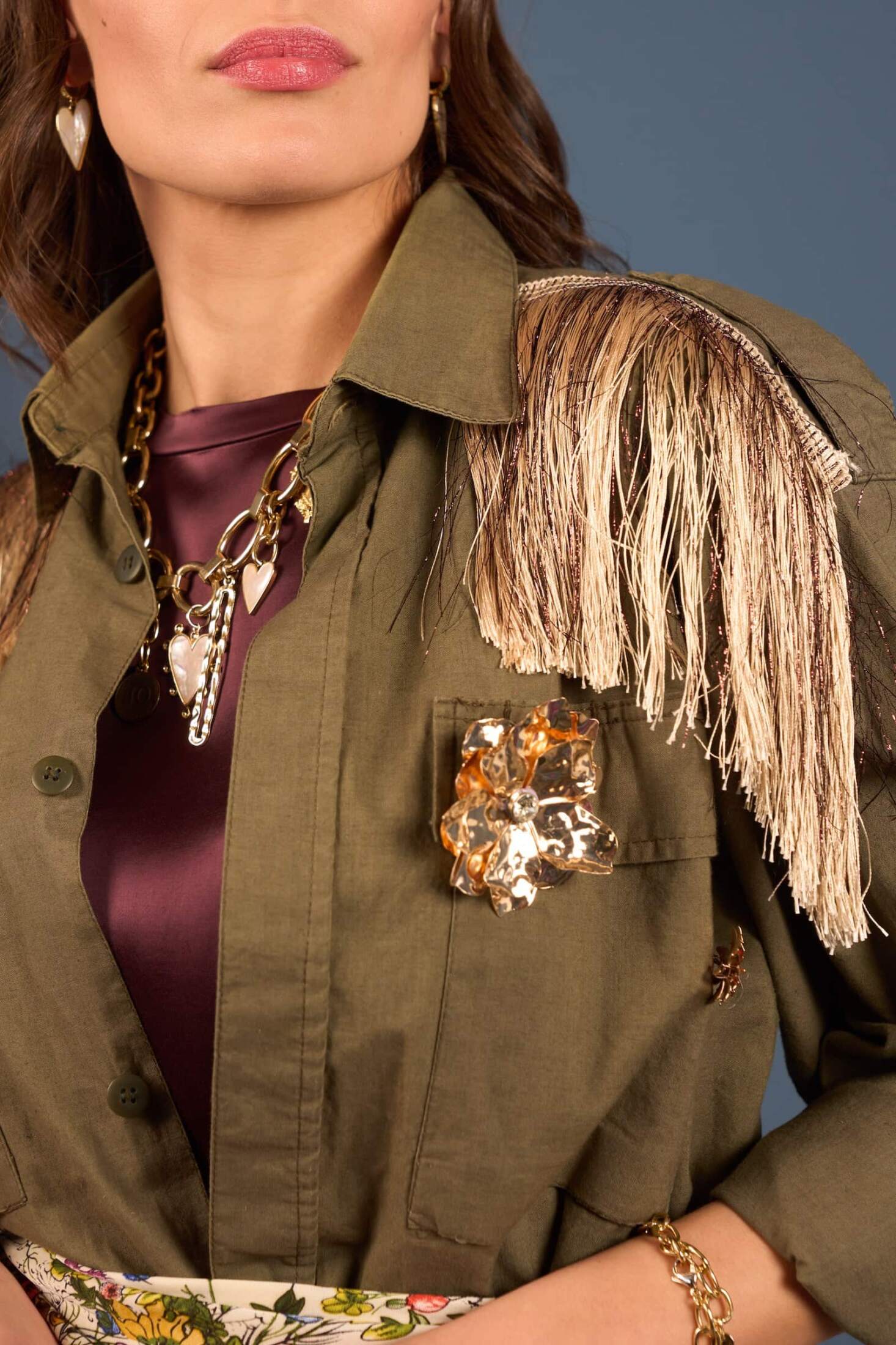 Alternative view of Camicia Verde militare con frange sulle spalle Spille fiori e Foulard inclusi