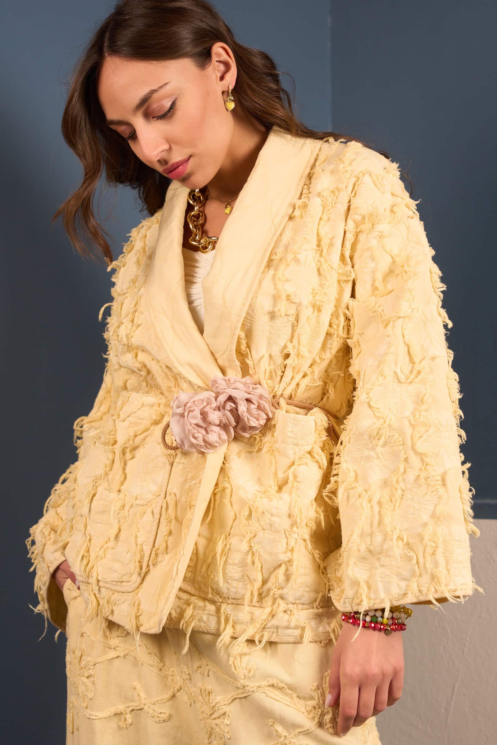 Alternative view of Giacca Kimono gialla con cintura dettagli fiori