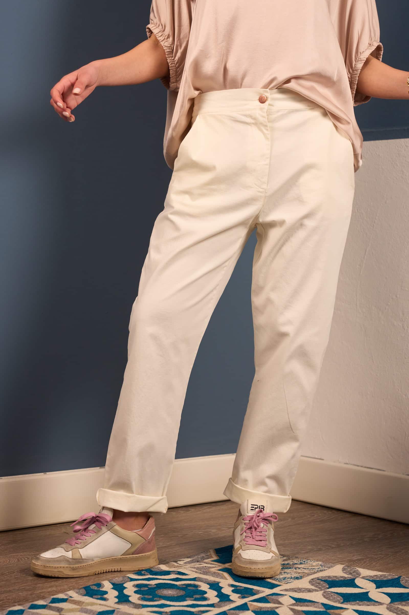 Alternative view of Pantalone panna con risvolto