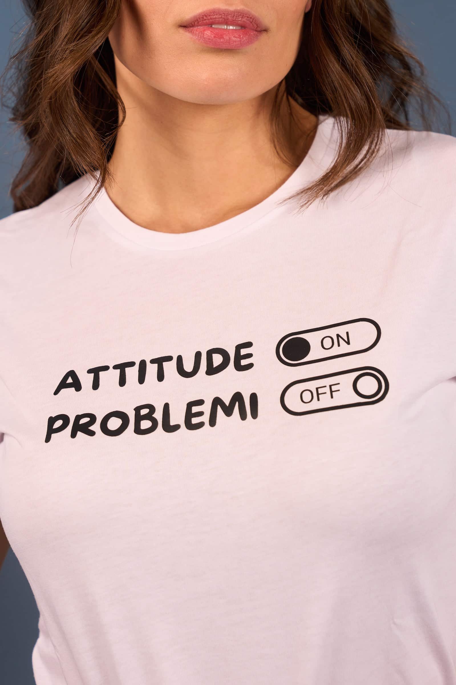 Alternative view of T-Shirt attitude On problemi Off - Bianca