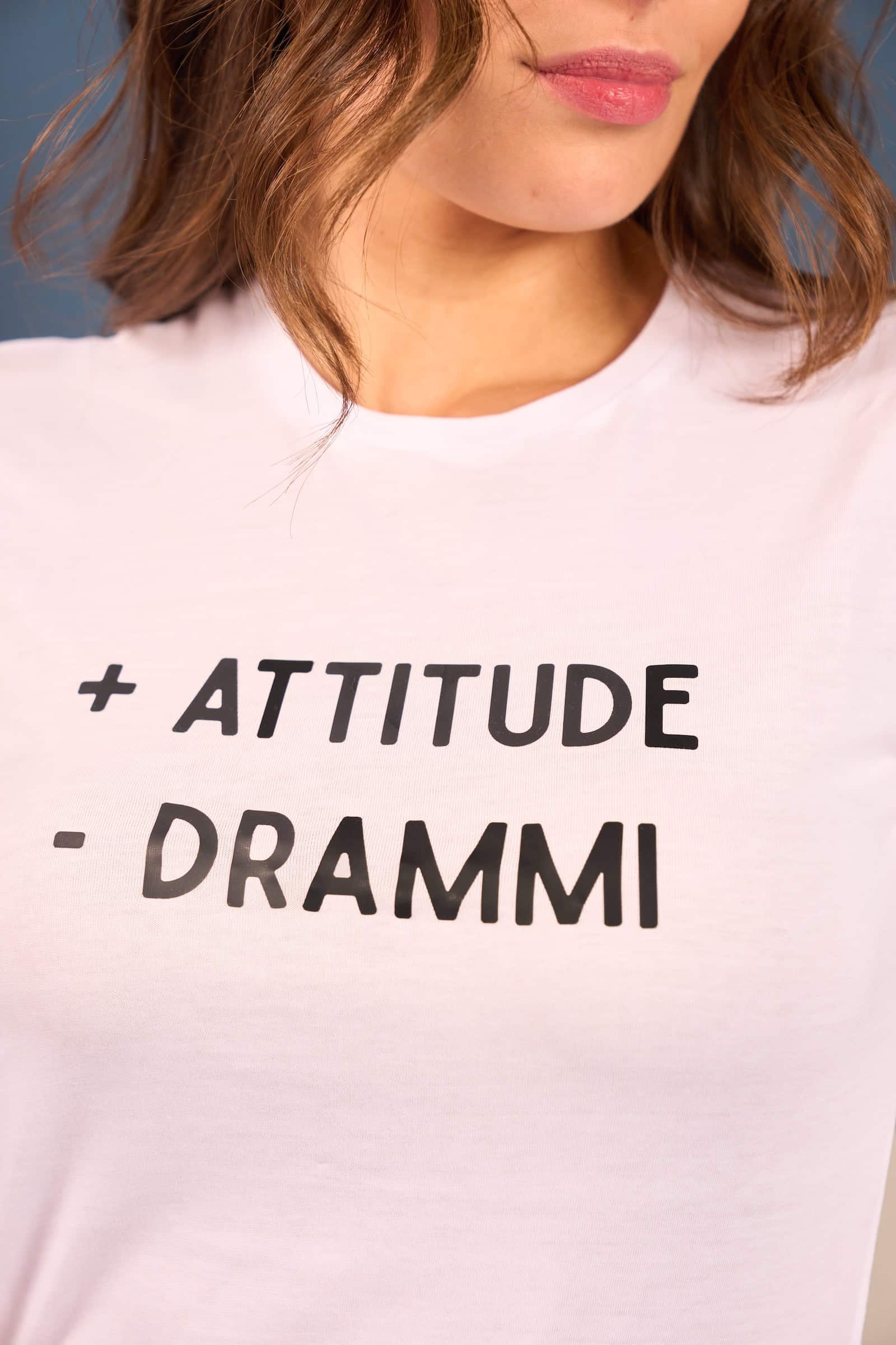 Alternative view of T-Shirt piu' attitude meno drammi - Bianca